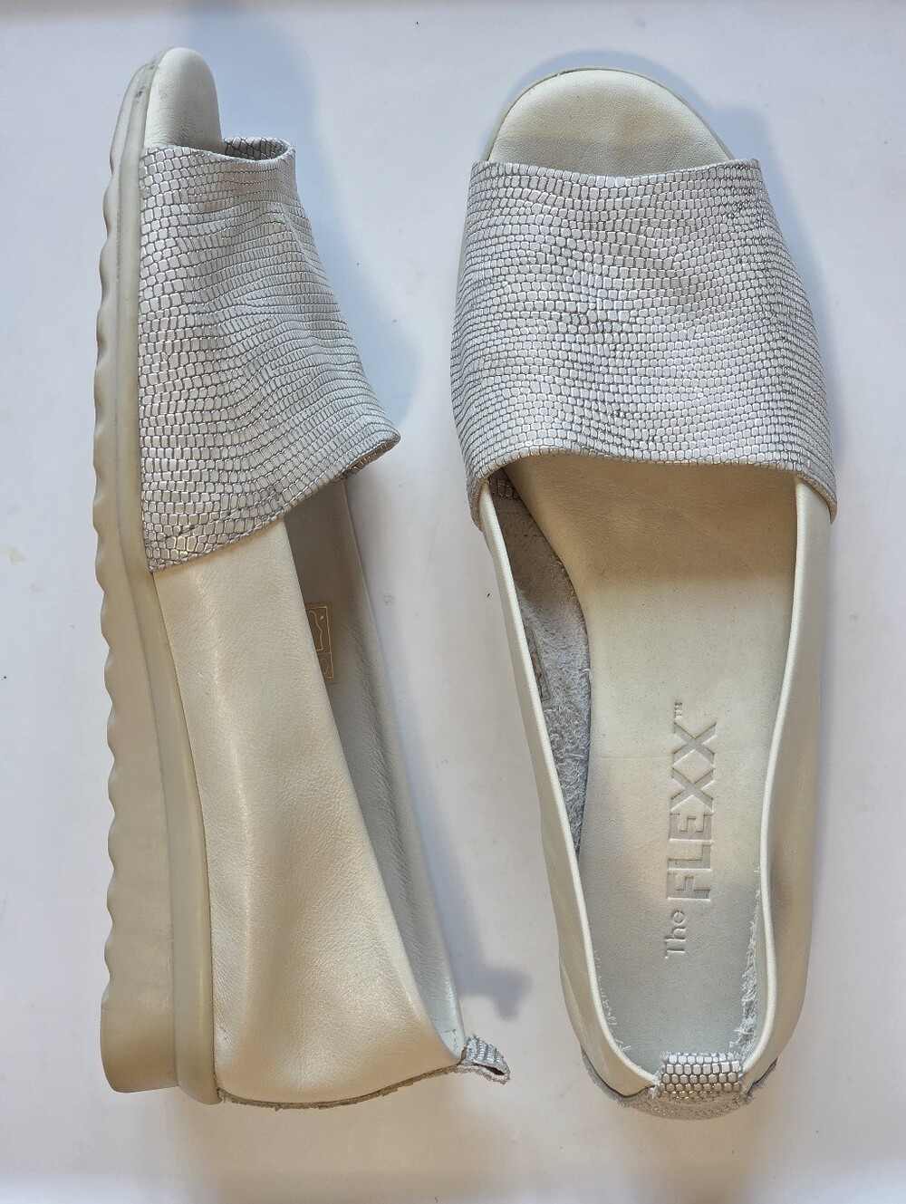 The Flexx Silver Metallic Peep Toe Slip-On Flats Textured Leather Sz 7